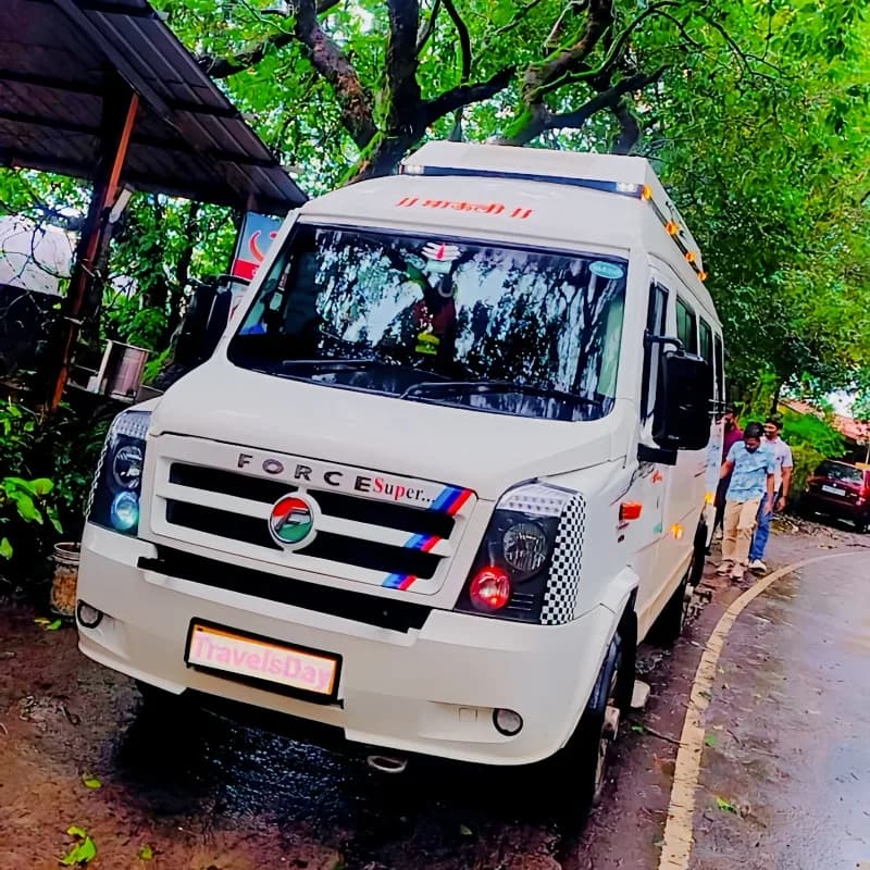 17 seater tempo traveller rental in Pune for group travel