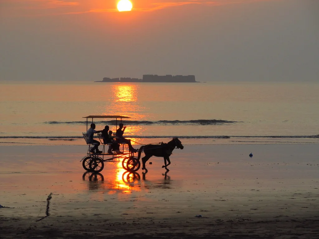 Murud Janjira Sea Fort and Alibaug beach tour from Pune